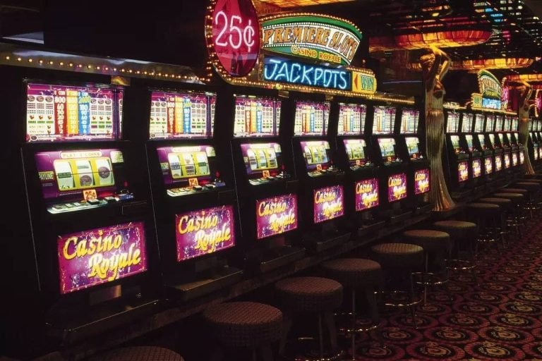 u88 live dealer table game streamed in real time to a Filipino member